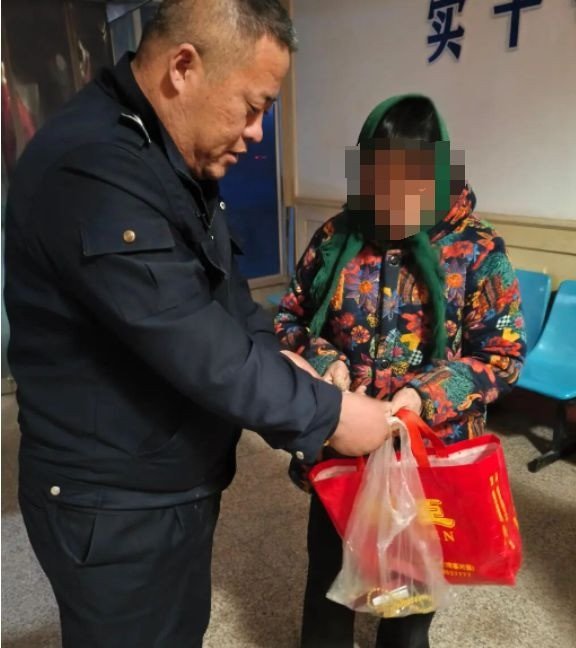 Cảnh sát trao lại đầy đủ số tài sản tìm thấy trong tủ lạnh cũ. Ảnh: 163