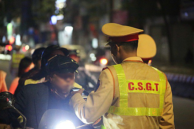 Trong ngày đầu tiên đi làm sau kỳ nghỉ Tết, lực lượng Cảnh sát giao thông đồng loạt thực hiện xử lý chuyên đề nồng độ cồn, phát hiện hơn 2.100 trường hợp vi phạm trên toàn quốc.