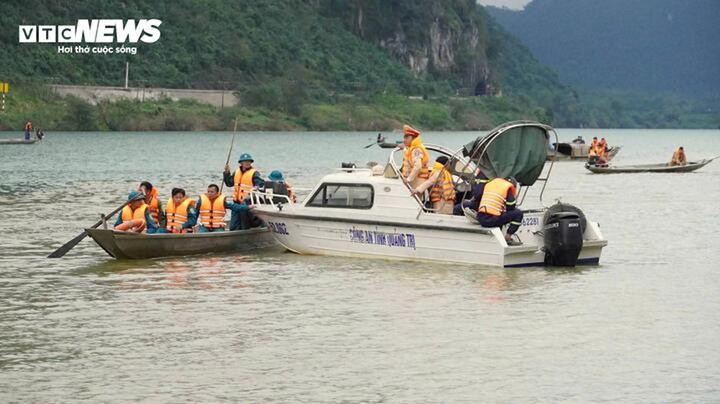 Hiện trường nơi xảy ra vụ lật thuyền trên sông Gianh làm 4 người chết