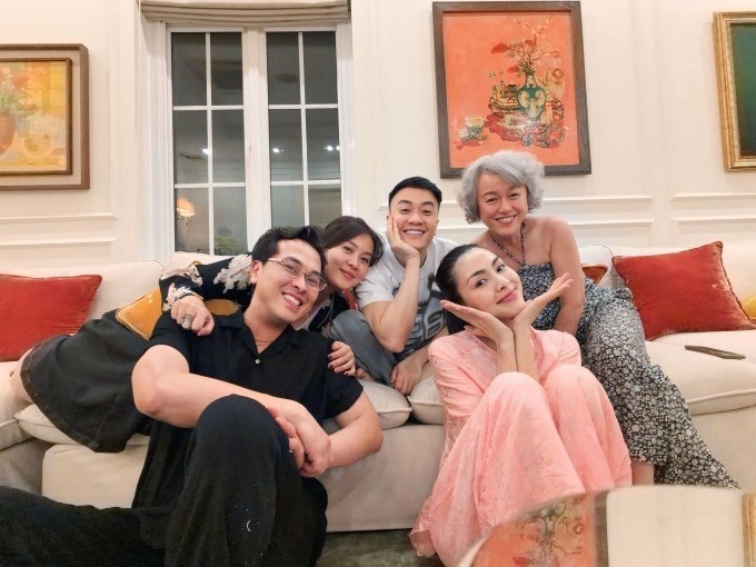 Trước đó, Tăng Thanh Hà cũng diện đồ bà ba tông màu hồng san hô để đón Tết cùng bạn bè.