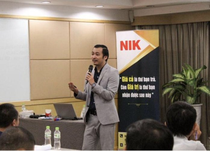 Chủ tịch Công ty CP Đầu tư và Phát triển Công nghệ Văn Lang là ông Nguyễn Thành Tiến - một diễn giả nổi tiếng trong lĩnh vực đầu tư với hàng triệu người theo dõi trên mạng xã hội