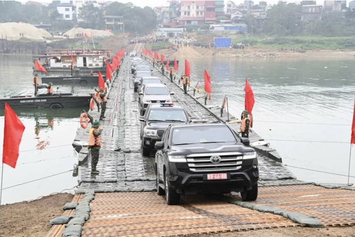 Binh chủng Công binh tạm dừng khai thác cầu phao qua sông Lô để bảo đảm an toàn giao thông. Ảnh: QK2
