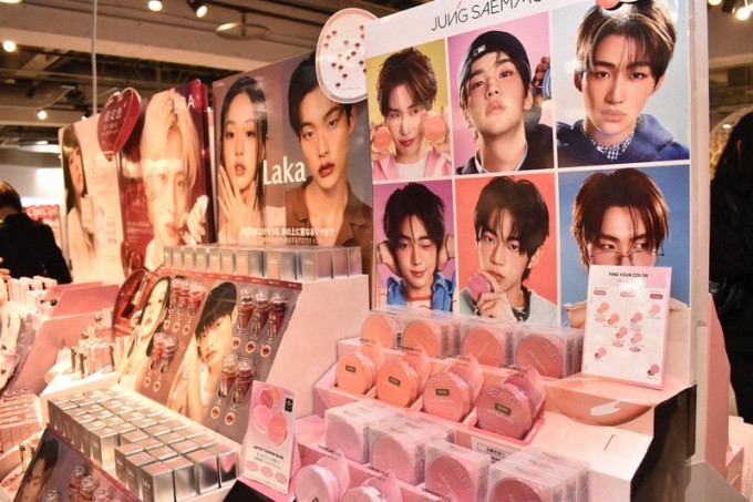 Ảnh các người mẫu nam xuất hiện trong nhiều chiến dịch quảng cáo mỹ phẩm tại cửa hàng Loft ở quận Shibuya, Tokyo. Ảnh: Mainichi