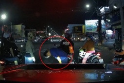 Clip: Xe máy dừng đèn đỏ bị ô tô đâm trúng và cái kết ấm lòng