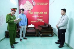 Bắt giam đối tượng kéo kính ôtô làm kẹt tay, kéo lê CSGT tại Tuyên Quang