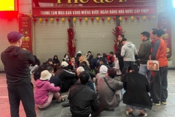Mùng 8 Tết, sinh viên Hà Nội dậy sớm xếp hàng mua vàng