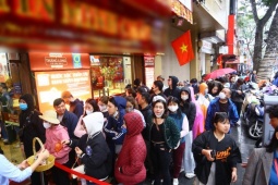 Giá vàng hôm nay mới nhất (24/2) bất ngờ giảm: Nhà vàng vẫn bán "trên giấy" trong khi nhu cầu tăng mạnh