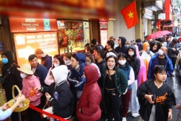 Giá vàng hôm nay mới nhất (24/2) bất ngờ giảm: Nhà vàng vẫn bán "trên giấy" trong khi nhu cầu tăng mạnh