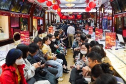 Giá vàng hôm nay mới nhất (24/2) bất ngờ giảm: Nhà vàng vẫn bán "trên giấy" trong khi nhu cầu tăng mạnh