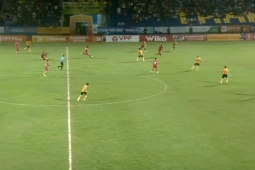 Văn Hậu dứt điểm từ giữa sân thành bàn, lại lập siêu phẩm để đời