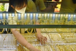 Giá vàng hôm nay 24-2: Vàng thế giới tăng 109 USD