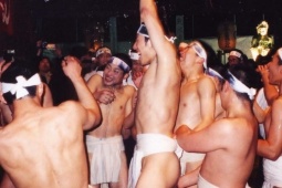 Vì sao hàng nghìn đàn ông tham gia lễ hội khỏa thân giữa đêm?