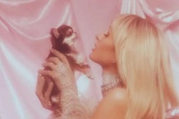 Paris Hilton đón tuổi 45 nóng bỏng bên gia đình nhỏ