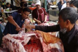 Chen nhau mua lộc giá chát tại chợ Viềng, thịt bê thui 250.000 đồng/kg bốc hơi trong nháy mắt