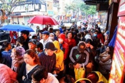 Người dân đội mưa, rồng rắn xếp hàng dài chờ mua vàng trước ngày vía Thần tài
