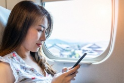 Vì sao không nên mặc áo croptop, quần đùi, quần tất khi đi máy bay?