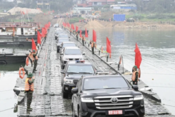 Quân đội "cắt" cầu phao qua sông Lô để bảo đảm an toàn giao thông