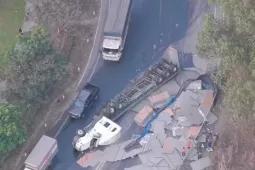 Xe đầu kéo container bất ngờ lật nhào trên 'khúc cua tử thần' ở Đồng Nai