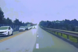 Nữ tài xế nháy đèn loạn, đi ngược chiều vượt hàng dài xe trên cao tốc khai gì với Công an?