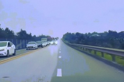 Nữ tài xế nháy đèn loạn, đi ngược chiều vượt hàng dài xe trên cao tốc khai gì với Công an?