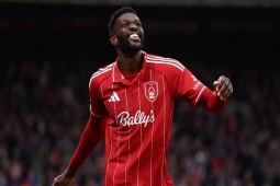 Tin mới nhất bóng đá trưa 24/2: Man Utd để mắt Sangare thay Casemiro