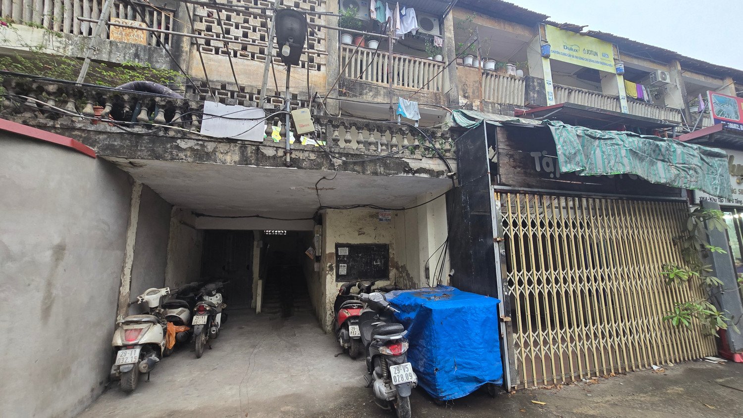 UBND phường Hà Đông cho biết, kết quả kiểm định cho thấy khu tập thể 3 tầng đã xuống cấp nghiêm trọng. Trong đó, nhiều hạng mục kết cấu và bộ phận công trình đã xuất hiện dấu hiệu hư hỏng, bong tróc lớp bê tông bảo vệ, ăn mòn cốt thép, thấm nước kéo dài.