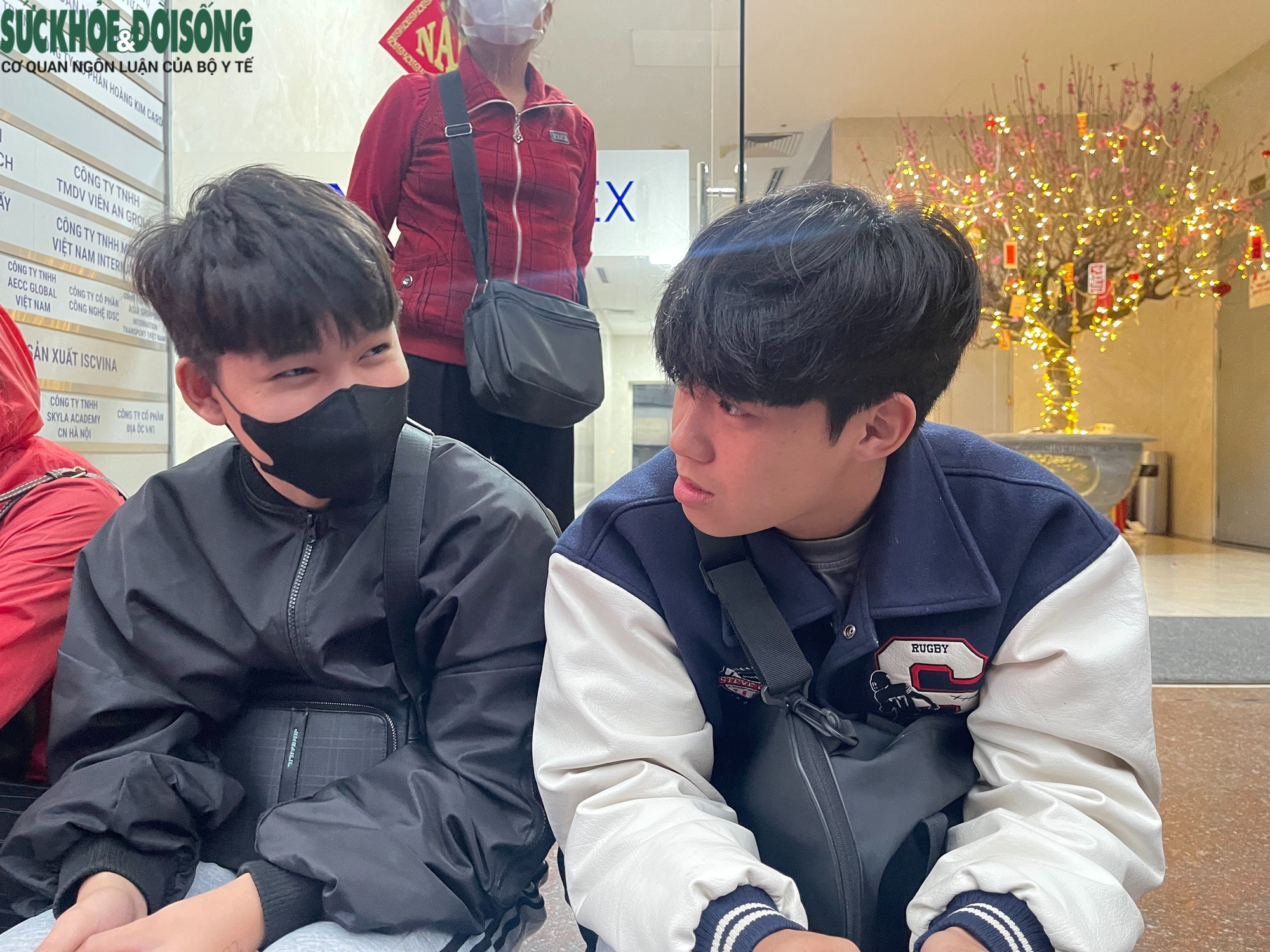 Việt trò chuyện cùng bạn trong lúc chờ đợi cửa hàng mở cửa, mua vàng.