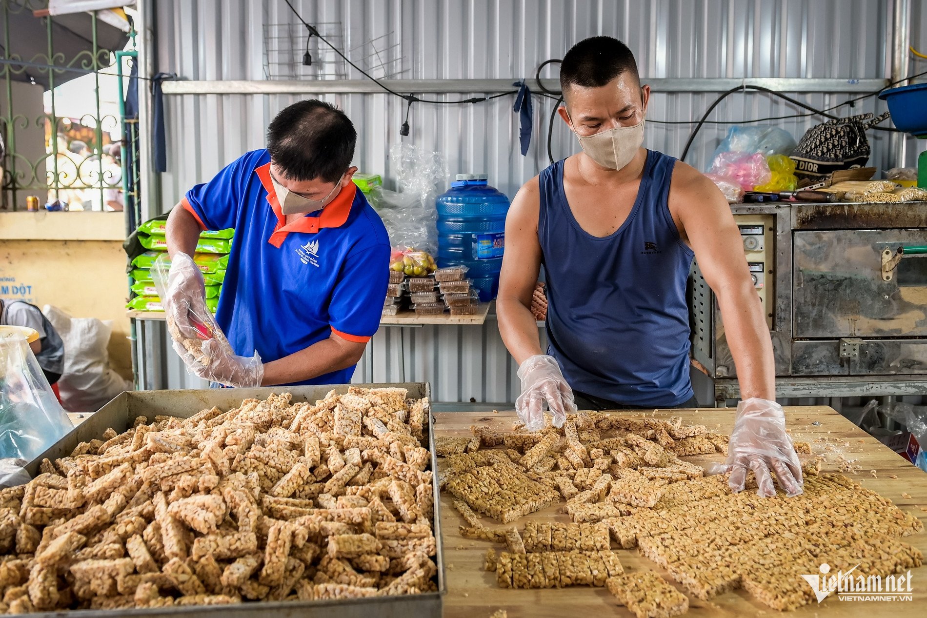 Theo anh Hiển, lạc được gia đình lựa chọn kỹ lưỡng, đảm bảo không hôi, mốc; kẹo được làm lượng đường vừa phải để phù hợp khẩu vị của nhiều thực khách.