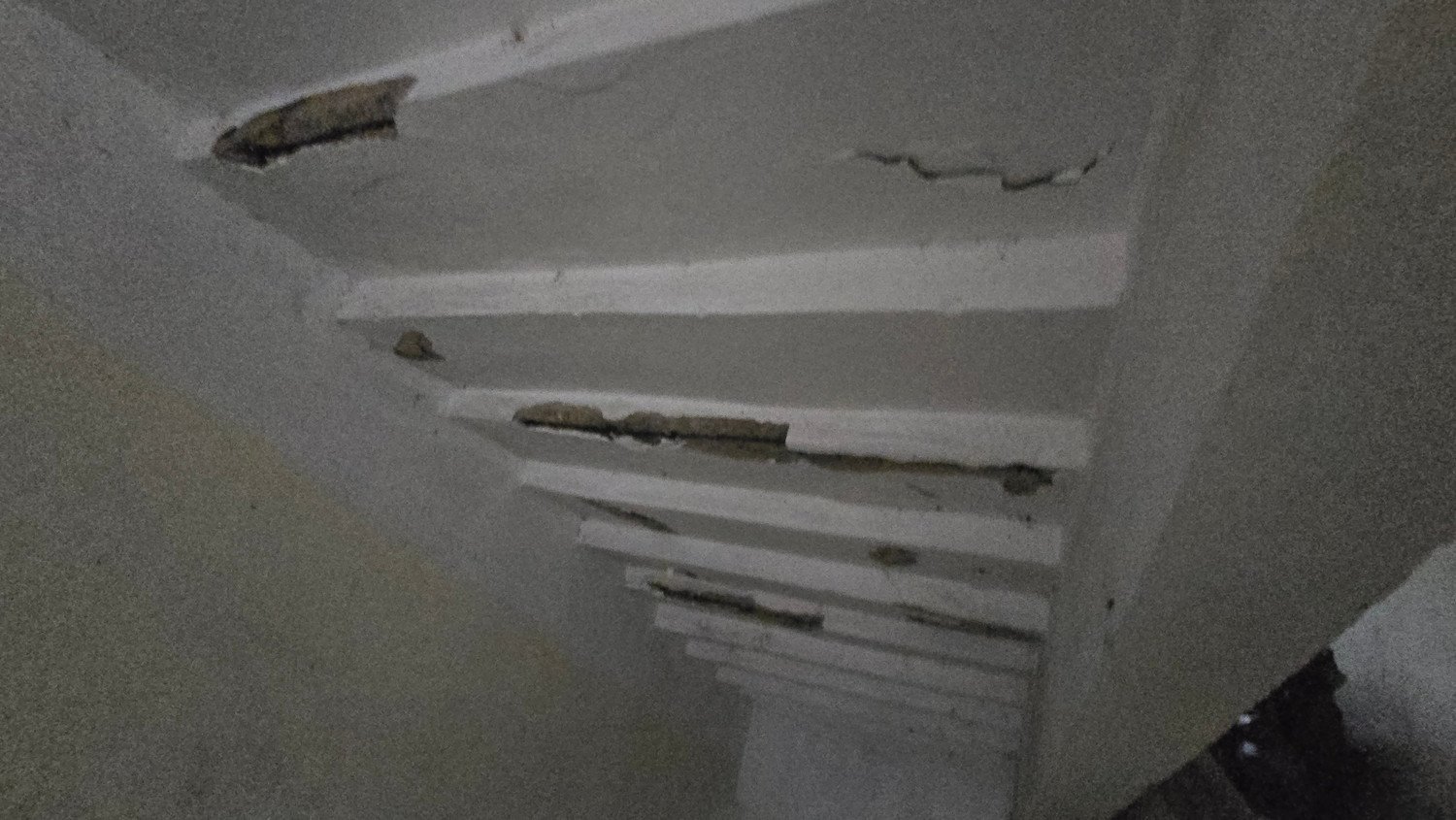 Tại nhiều căn hộ xảy ra tình trạng dột nước, hệ thống hạ tầng điện, nước lạc hậu, chưa được trang bị PCCC, nhiều khu vực bị lấn chiếm.