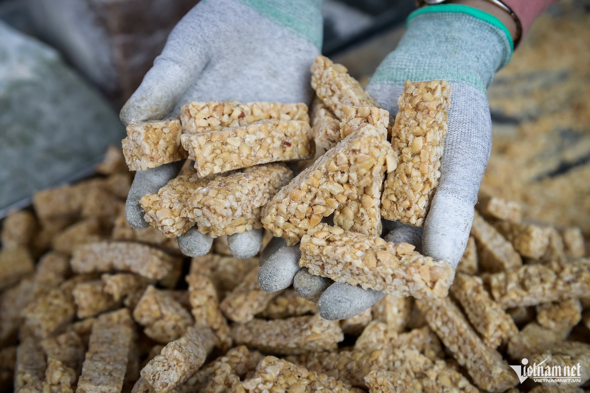 Theo anh Hiển, lạc được gia đình lựa chọn kỹ lưỡng, đảm bảo không hôi, mốc; kẹo được làm lượng đường vừa phải để phù hợp khẩu vị của nhiều thực khách.