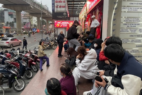 Mùng 8 Tết, sinh viên Hà Nội dậy sớm xếp hàng mua vàng