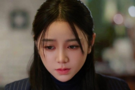 Chiếc quần jeans của Quỳnh Kool gây tranh luận