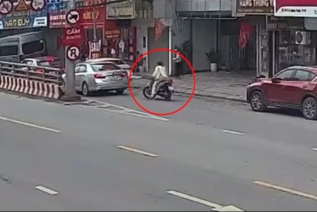 Clip: Cô gái phản xạ cực nhanh, tránh ô tô mất lái lùi xe gây va chạm liên hoàn