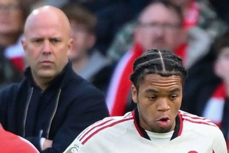 Liverpool bị ví như "chim cánh cụt": Lý do Arne Slot miễn cưỡng dùng sao trẻ Ngumoha
