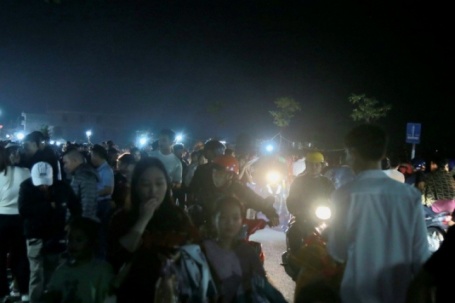 Càng về đêm phiên chợ  ' bán rủi '  ở Ninh Bình ngày một đông