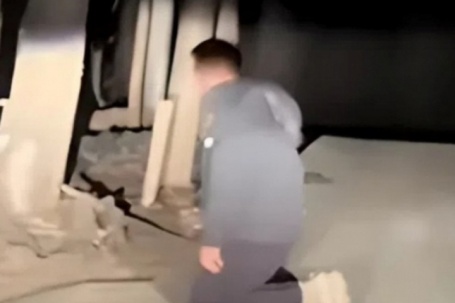 Người đàn ông quỳ lạy trước cửa nhà ân nhân dịp năm mới