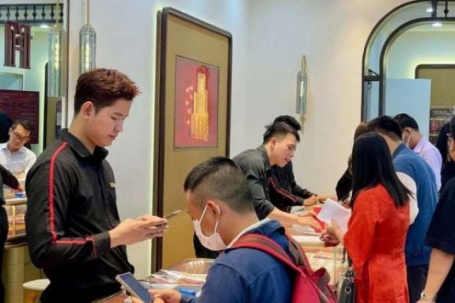 Giá vàng tăng dữ dội trước ngày Thần tài, cửa hàng ở TP.HCM phát số để bán, tới trưa hết sạch