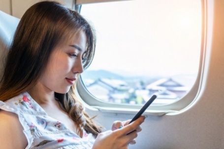 Vì sao không nên mặc áo croptop, quần đùi, quần tất khi đi máy bay?