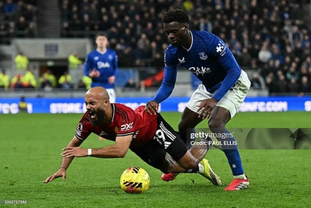 MU trả giá đắt cho chiến thắng Everton, Martinez và Mbeumo chấn thương ra sao?