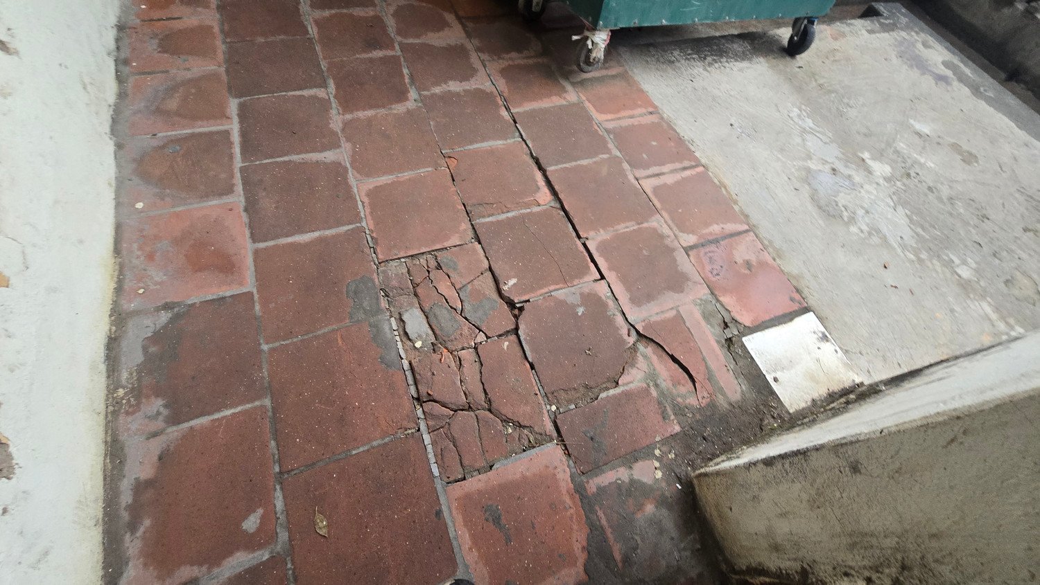 Tại nhiều căn hộ xảy ra tình trạng dột nước, hệ thống hạ tầng điện, nước lạc hậu, chưa được trang bị PCCC, nhiều khu vực bị lấn chiếm.