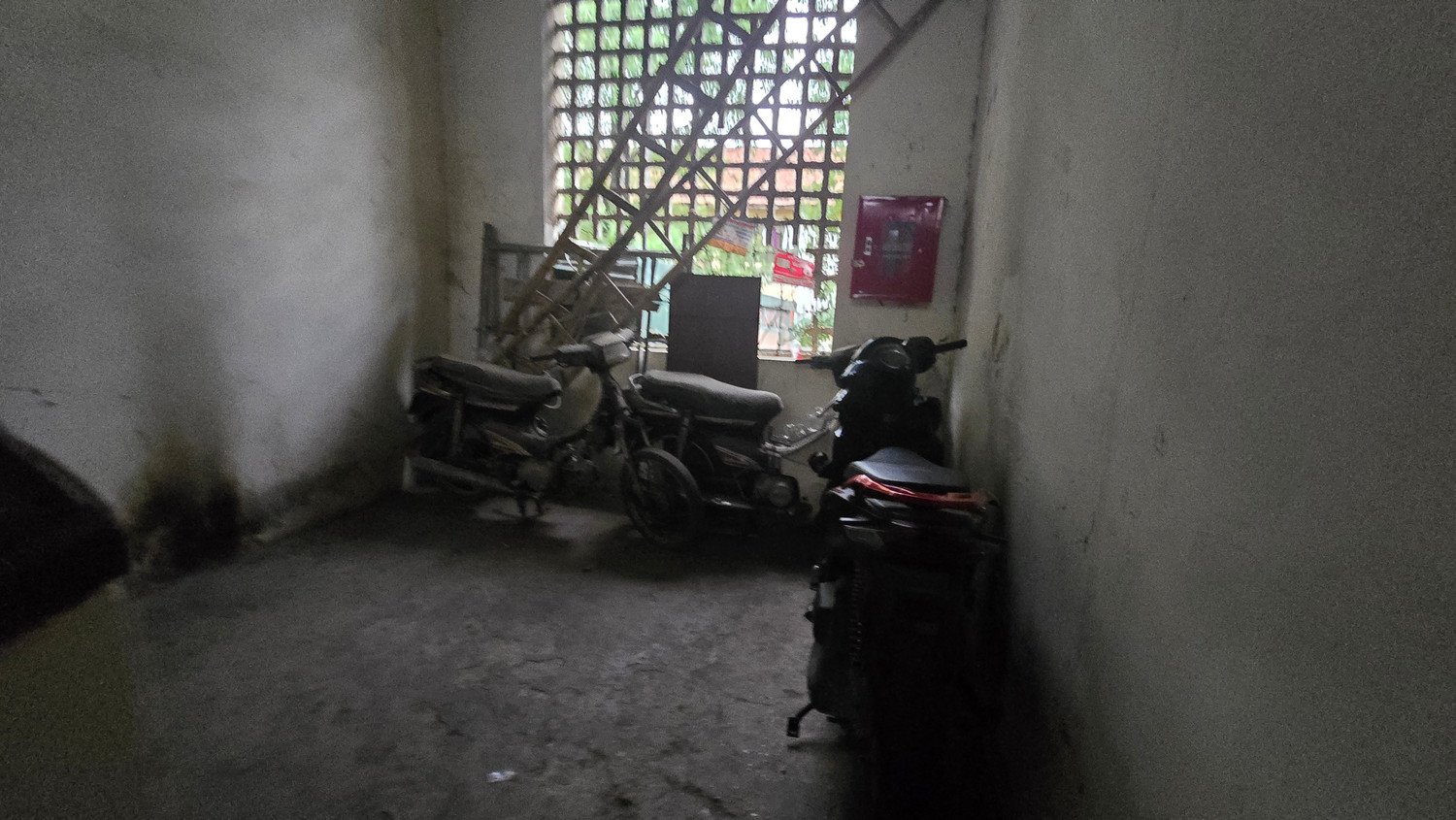 Tại nhiều căn hộ xảy ra tình trạng dột nước, hệ thống hạ tầng điện, nước lạc hậu, chưa được trang bị PCCC, nhiều khu vực bị lấn chiếm.