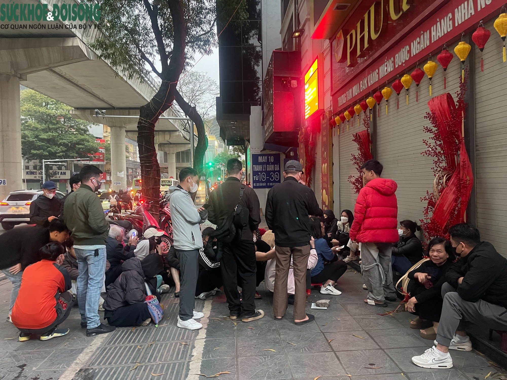 Trước cửa một điểm kinh doanh vàng bạc khác trên phố Cầu Giấy, lúc 6h30 hàng chục người ngồi sát vỉa hè, kiên nhẫn xếp hàng chờ mua vàng, bạc.