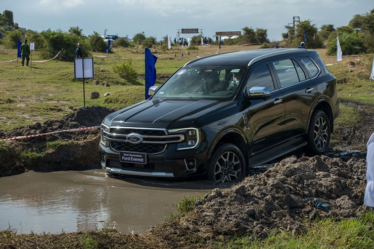 Giá xe Ford Everest lăn bánh kèn ưu đãi tháng 2/2026 - 2
