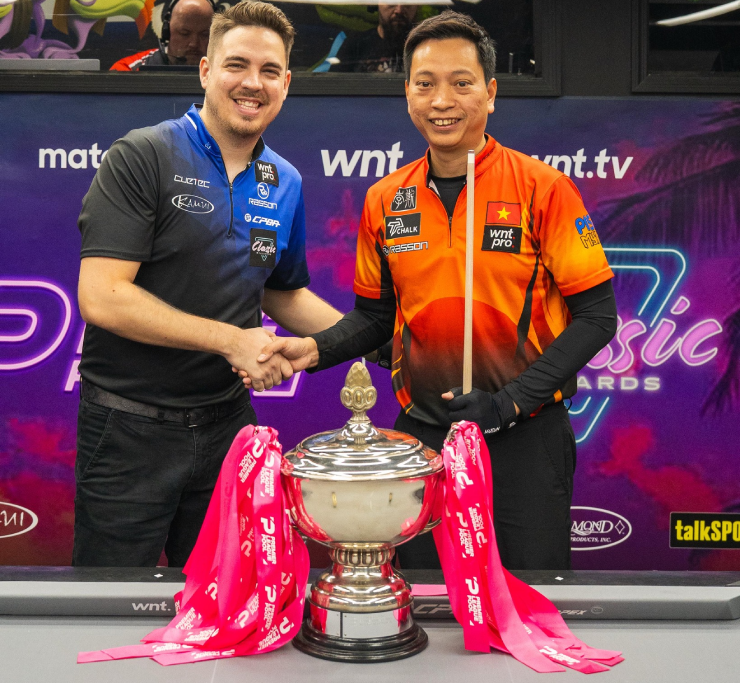 Á quân&nbsp;Ruiz (bên trái) và cái bắt tay thừa nhận tài năng của nhà vô địch Hoàng "Sao"