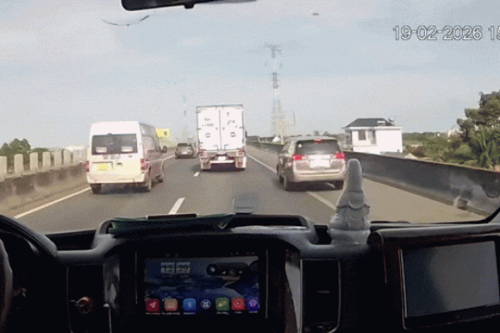 Clip: Ô tô rụng bánh trên cao tốc, văng ra trước mũi xe đi sau