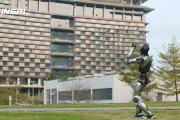 Robot hình người Trung Quốc bị đạp vẫn giữ thăng bằng, tiếp tục nhảy múa