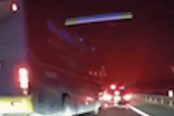 Khoảnh khắc xe khách lao nhanh tông dồn 4 ôtô trên cao tốc