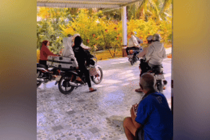 Cảnh ông nội nhìn con cháu rời quê sau Tết gây xúc động