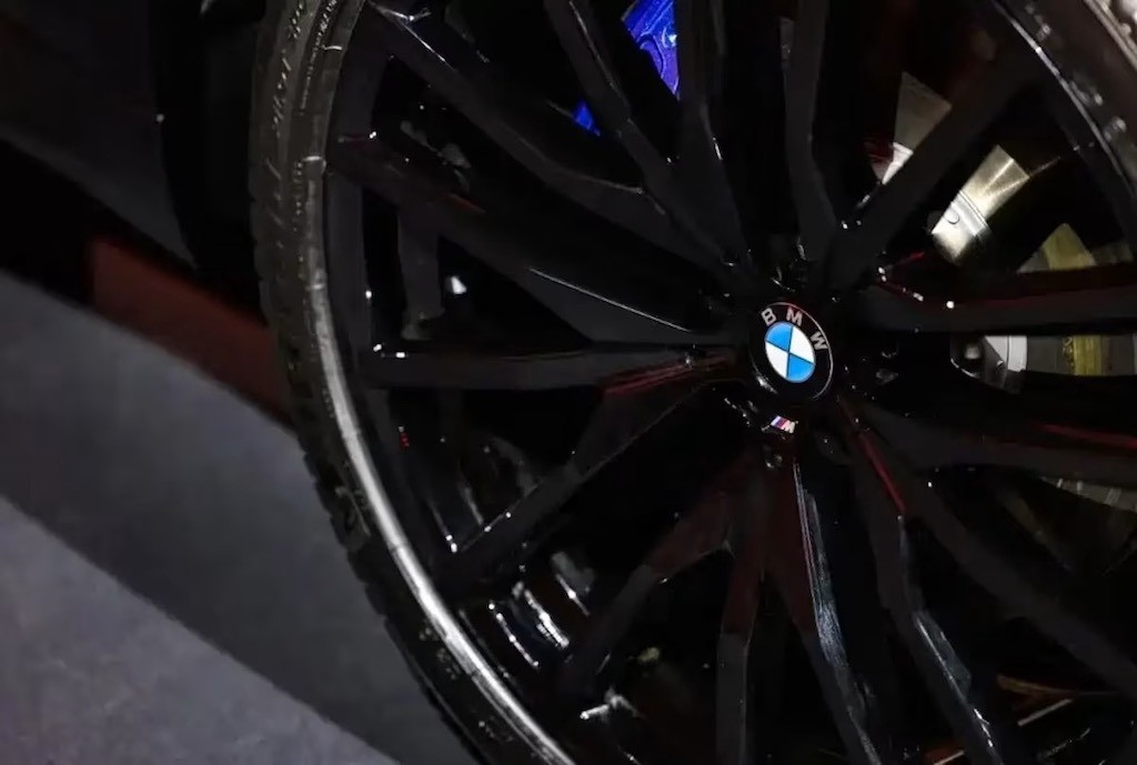 Mâm được sơn đen và có thiết kế nhiều chấu kép.