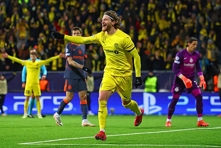 Kasper Hogh và các đồng đội thắng 3-1 ở lượt đi và chỉ còn cách vé vào vòng 1/8 thêm 90 phút nữa tại Milan